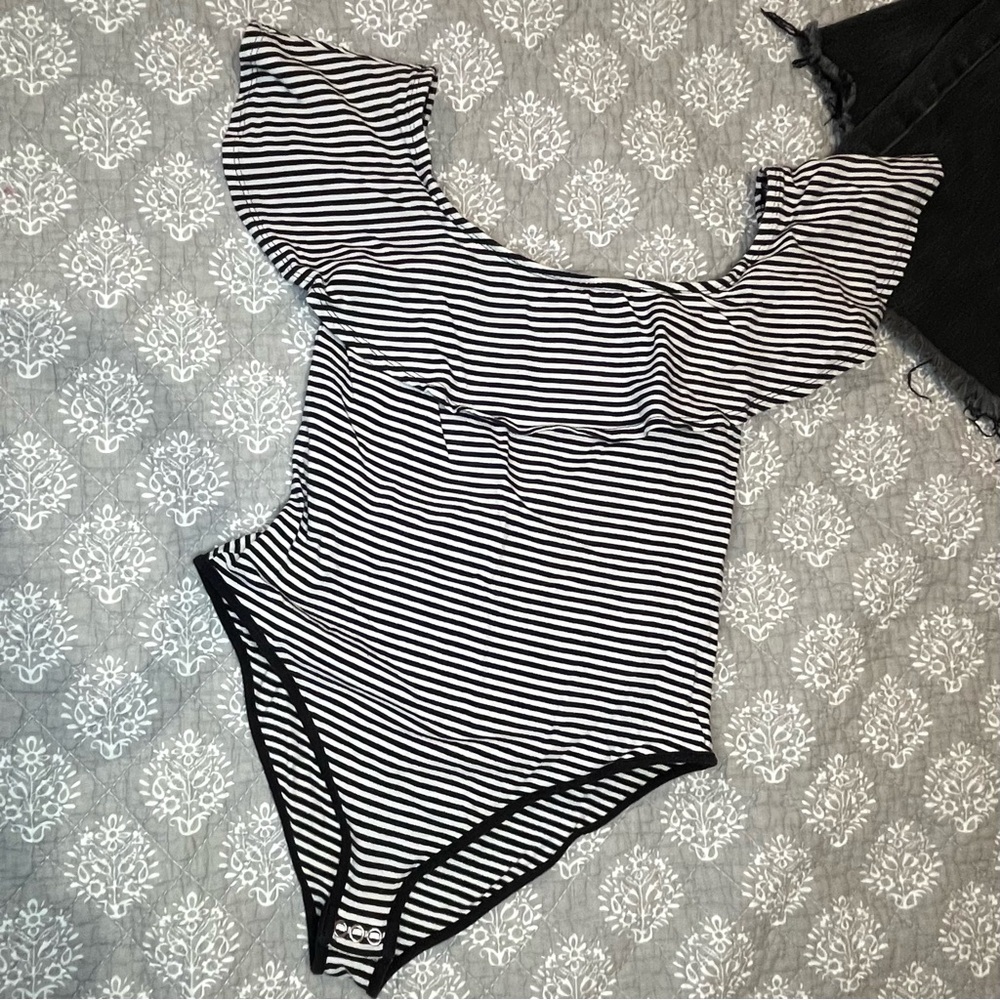 Vintage TOPSHOP Black & White Striped Off-Shoulder Bodysuit With Ruffle Size 6